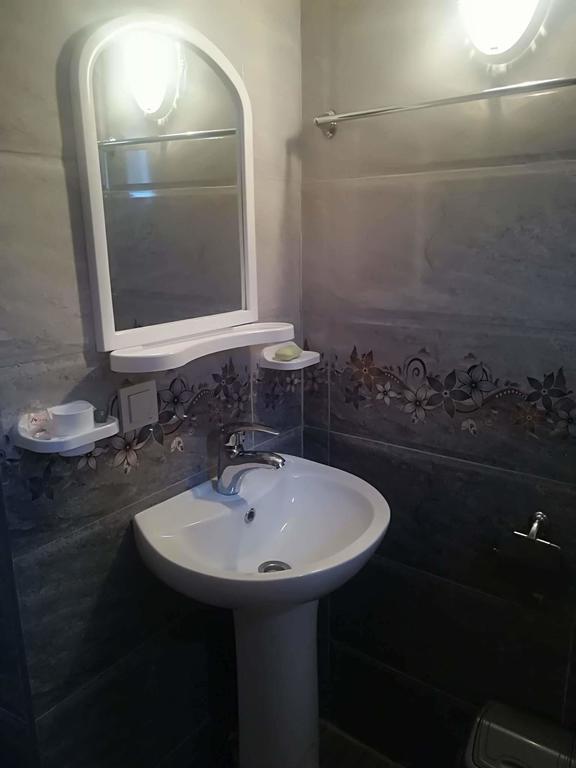 Nikoloz Guesthouse Kazbegi Exterior foto
