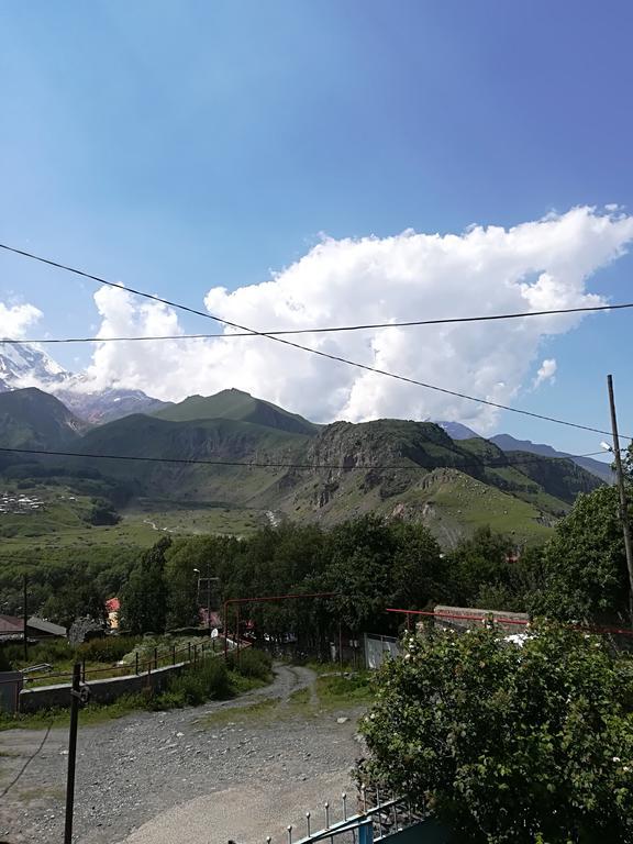 Nikoloz Guesthouse Kazbegi Exterior foto