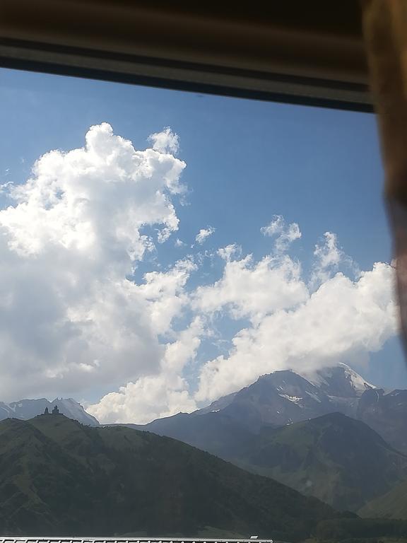 Nikoloz Guesthouse Kazbegi Exterior foto
