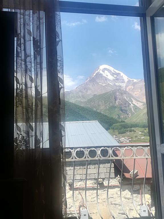 Nikoloz Guesthouse Kazbegi Exterior foto