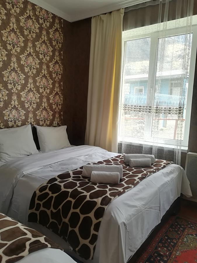 Nikoloz Guesthouse Kazbegi Exterior foto