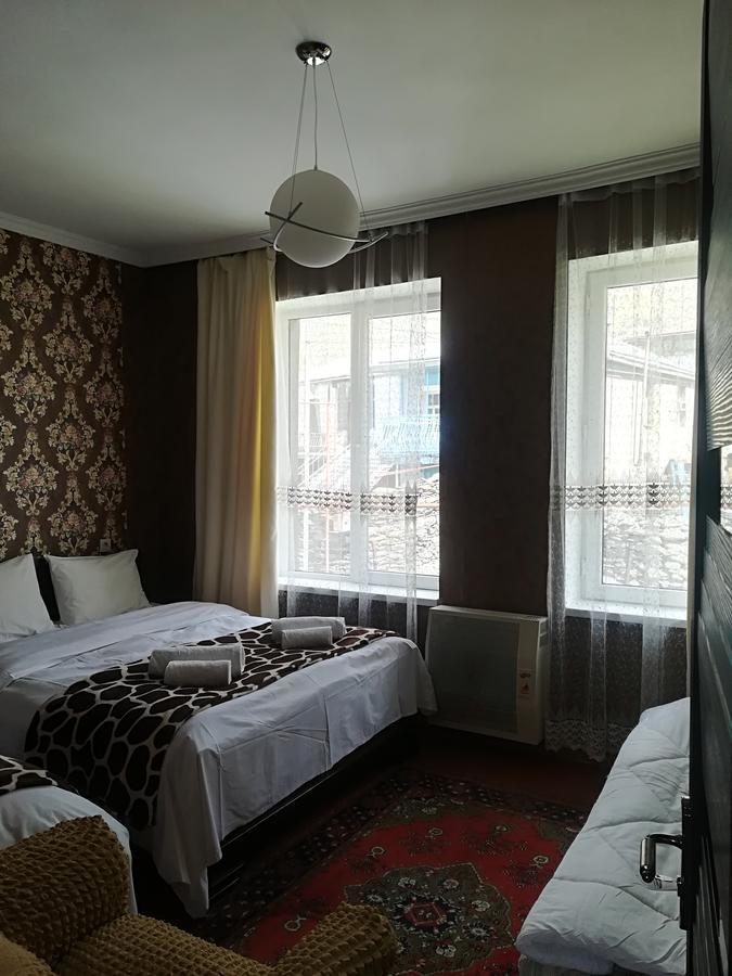Nikoloz Guesthouse Kazbegi Exterior foto